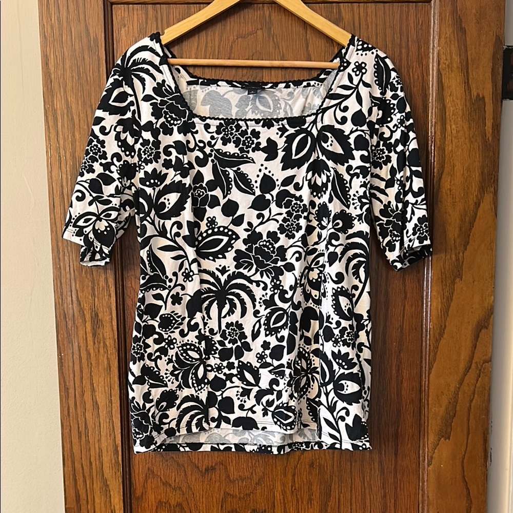 Ann Taylor Black and White Fitted Short Sleeve Blouse
